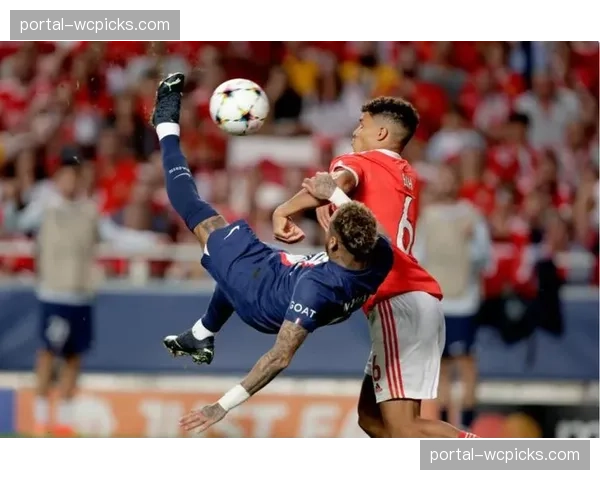 特写：德布劳内主罚任意球击中横梁，瓜迪奥抱头遗憾