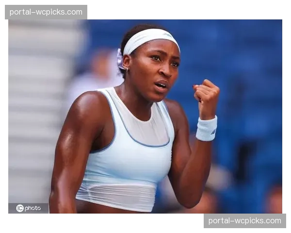 特写：教练费塞特在看台上为高芙的每一分握拳鼓劲